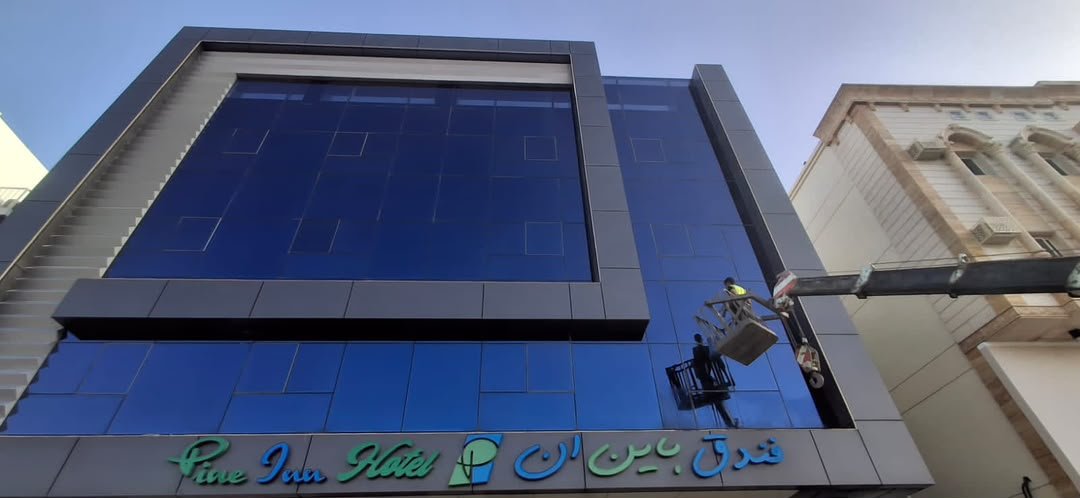 تنظيف واجهات الفنادق والمنشآت